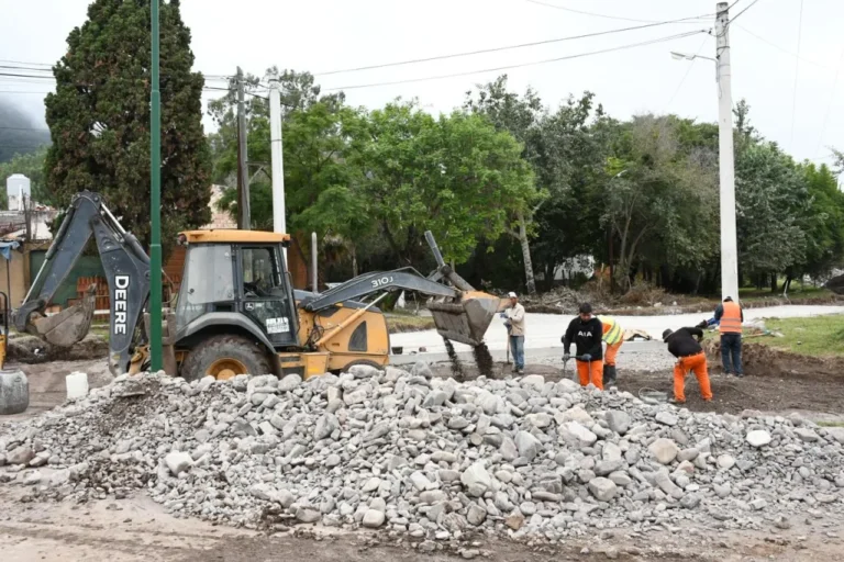 Obras de hormigonado en la intersección de Avda. de Las Américas con Nicaragua y Pompilio Guzmán, Salta