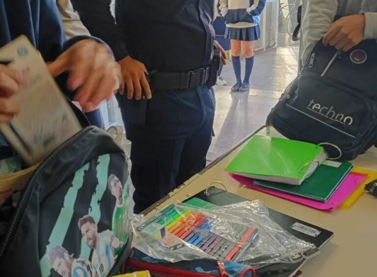 Operativo de control de mochilas en una escuela de Salta