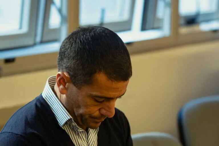 Fotografía de José Eduardo Figueroa durante el juicio por el femicidio de Mercedes Kvedaras en Salta