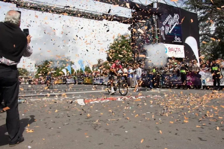 Ciclistas participando en un evento recreativo en calles de la ciudad de Salta