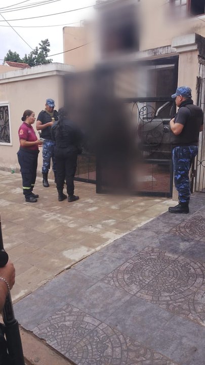 Ilustración de un operativo policial nocturno en una calle residencial