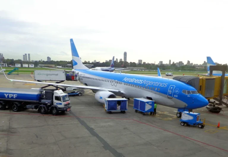 Avión despegando desde un aeropuerto, ilustrando el aumento en las tasas aéreas