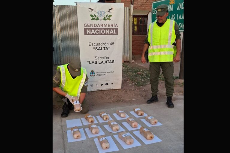 Ilustración de un operativo de seguridad y vehículos intervenidos en un caso de narcotráfico.