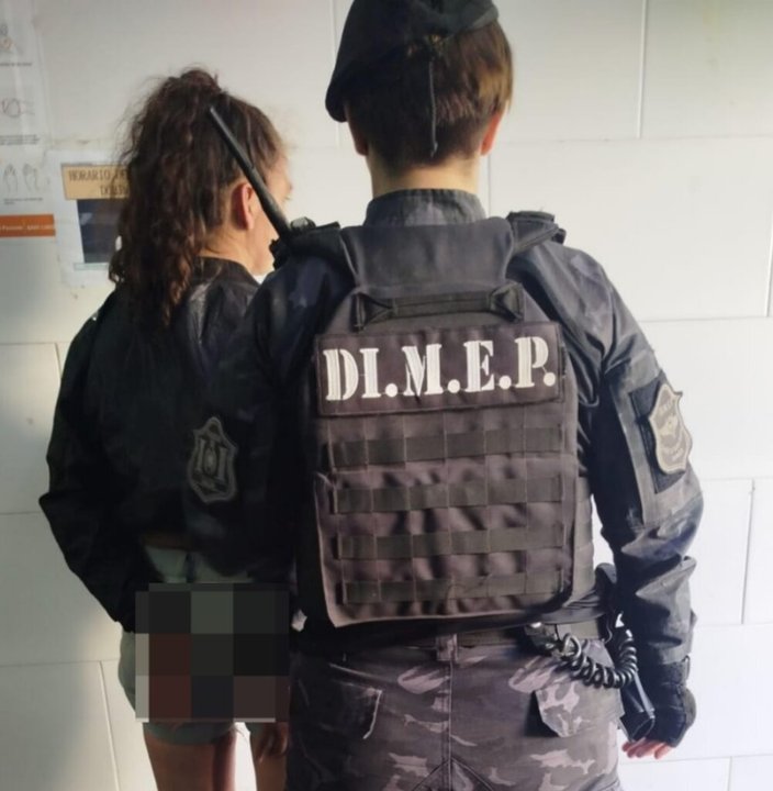 Efectivos policiales realizando un procedimiento en una calle de Orán, Salta