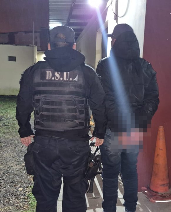 Efectivos policiales realizan un procedimiento en la vía pública
