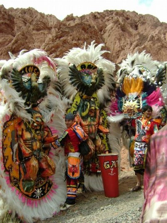 Integrantes de la comparsa Los Incas con trajes típicos y sombreros de plumas durante el carnaval de Salta.