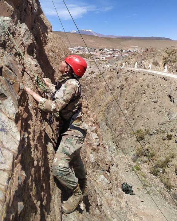 Personal militar durante ejercicios de montaña en la región de la Puna, Salta.
