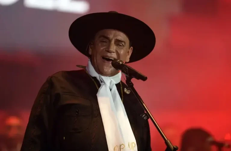 Chaqueño Palavecino durante la distinción del Reconocimiento al Mérito Artístico en Salta