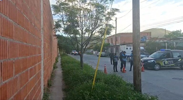 Operativo policial e investigadores del CIF trabajando en el barrio La Fama, Salta, tras el enfrentamiento.