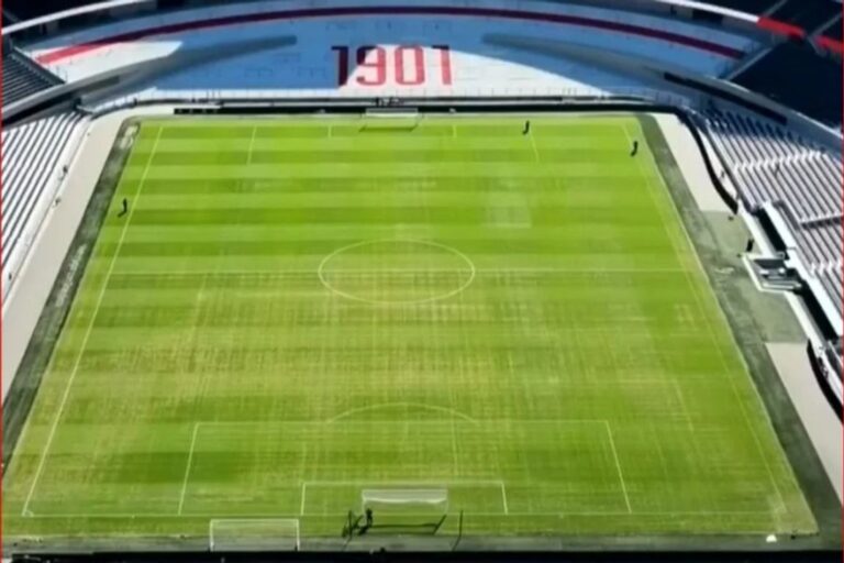 Vista aérea del campo de juego del Estadio Monumental de River Plate, donde se observan sectores del césped en mal estado.