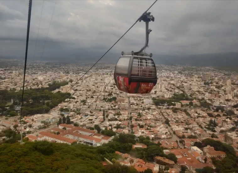 Vista del Teleférico San Bernardo en la ciudad de Salta