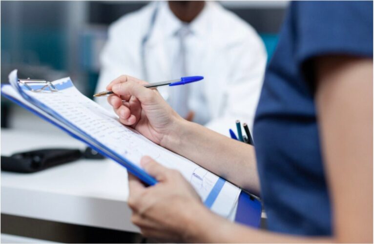 Profesionales de la salud trabajando de forma coordinada en un entorno clínico moderno