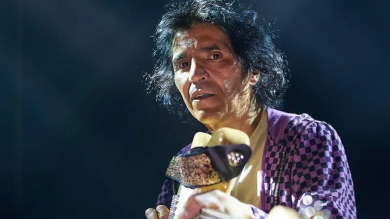 Felipe Staiti, guitarrista de Los Enanitos Verdes, en un escenario.