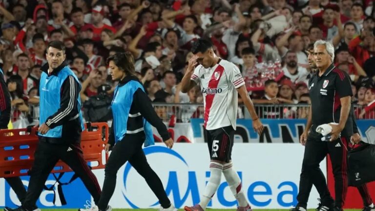 Fausto Vera, jugador de River Plate, durante un partido de fútbol.