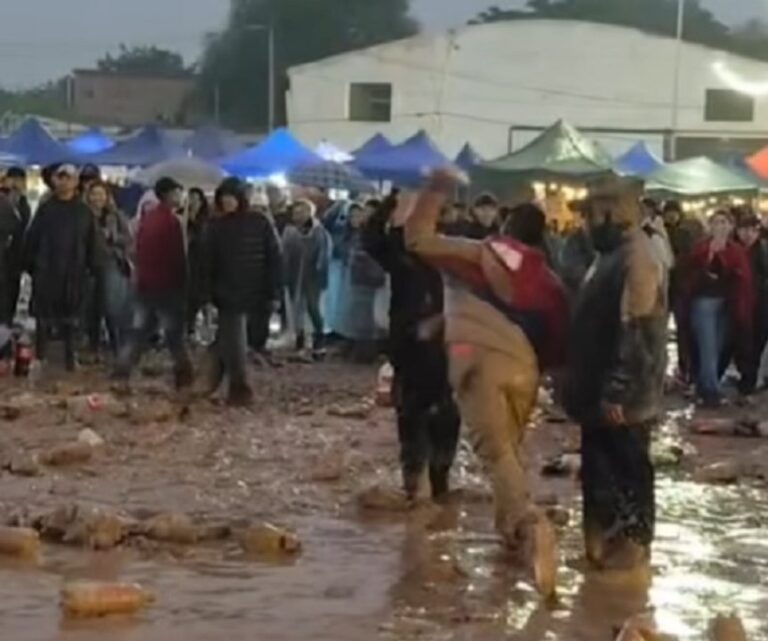 Pelea entre tres hombres en el barro durante el festival de Pichanal