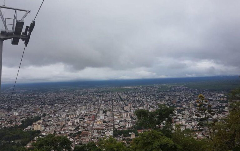 Cielo nublado sobre la ciudad de Salta con cerros de fondo