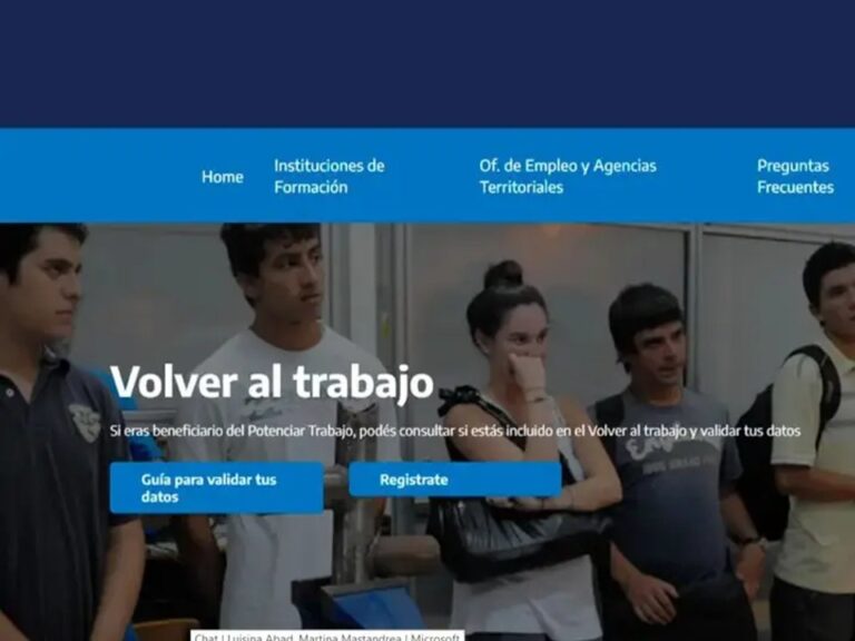 Personas conversando en un espacio comunitario, representando el trabajo social en barrios de Salta.