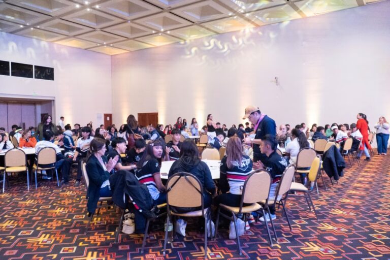 Jóvenes participando en el Foro Salta Joven en el CIC de San Benito