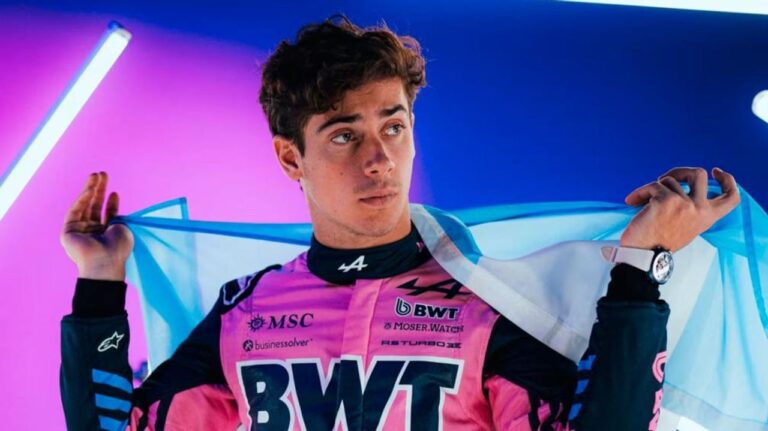 Franco Colapinto junto al Lotus E20 de Alpine en el circuito de Palermo, Buenos Aires