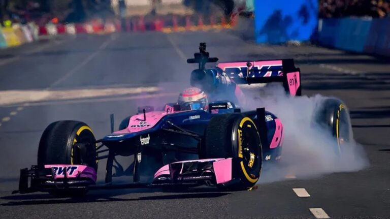Franco Colapinto sostiene la bandera argentina durante el Road Show de F1 en Palermo, Buenos Aires