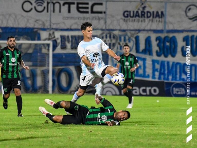 Jugadores de Gimnasia de Salta y Sportivo Murialdo disputando un partido en el estadio Gigante del Norte.