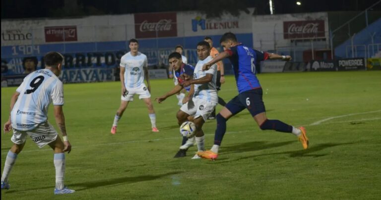 Jugadores de Gimnasia y Tiro y Güemes (SE) disputando un partido de fútbol en Salta.
