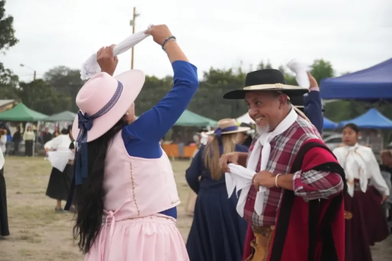 Presentación artística y público durante el evento Gran Patio Criollo en la plaza San Luis Gonzaga de Valle Hermoso, Salta.
