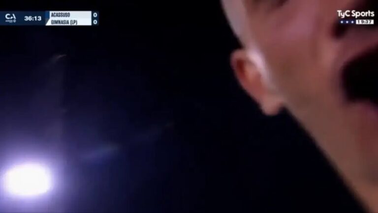 Momento en que un hincha toma la cámara de transmisión durante el partido de Copa Argentina.
