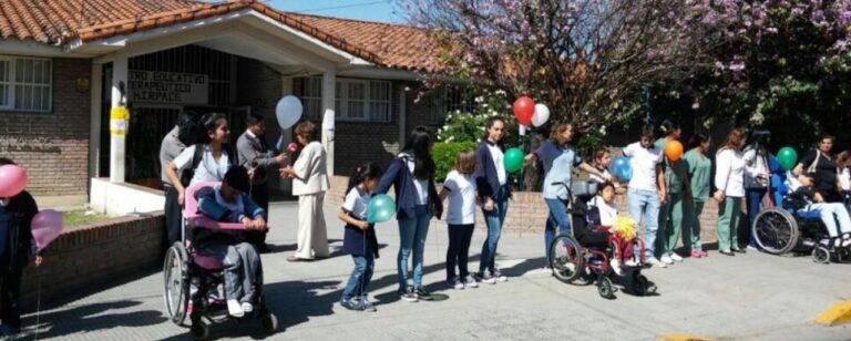Representantes de HIRPACE y autoridades en reunión de trabajo sobre la deuda de instituciones de discapacidad en Salta.
