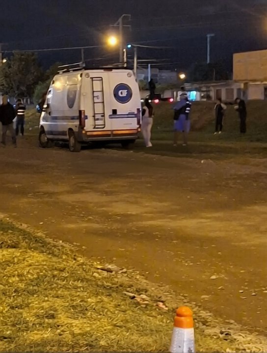 Policía y ambulancia en barrio Solís Pizarro de Salta tras ataque con puñaladas