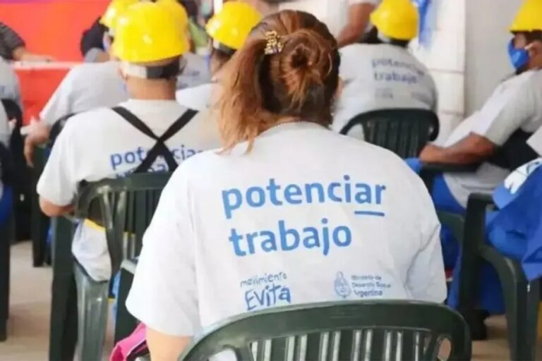 Persona consultando información sobre cursos de capacitación laboral en una computadora