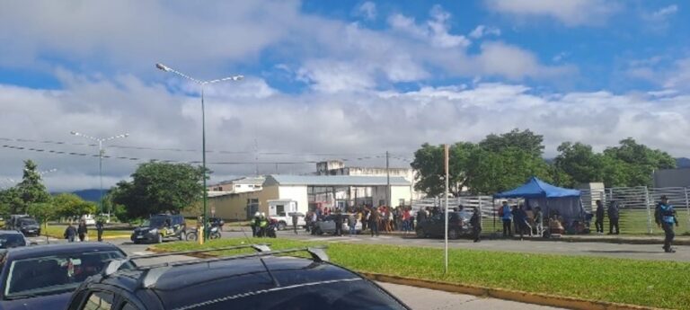 Bomberos y vehículos de emergencia frente a la Alcaidía de Salta tras el incendio reportado.