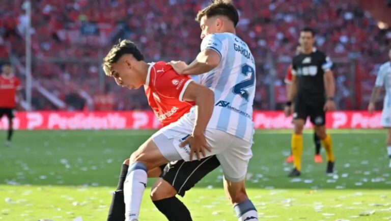 Jugadores de Independiente celebran el gol frente a Racing en el Clásico de Avellaneda.
