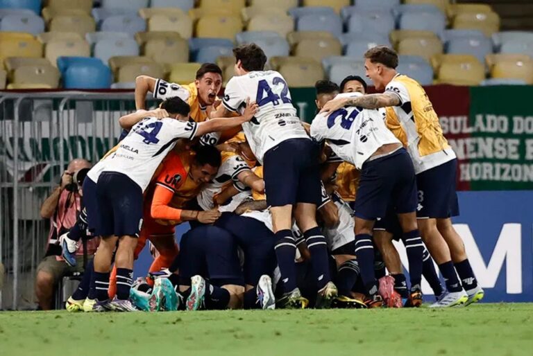 Jugadores de Independiente Rivadavia celebran un gol ante Fluminense en el estadio Maracaná.