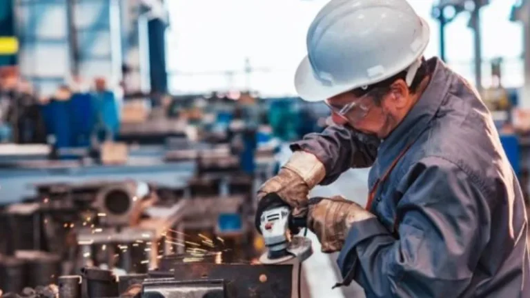 Gráfico de tendencia laboral con porcentaje de empresas que proyectan retiros voluntarios en 2026