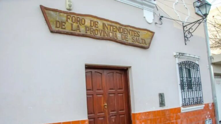 Intendentes de Salta en reunión de trabajo analizando documentos