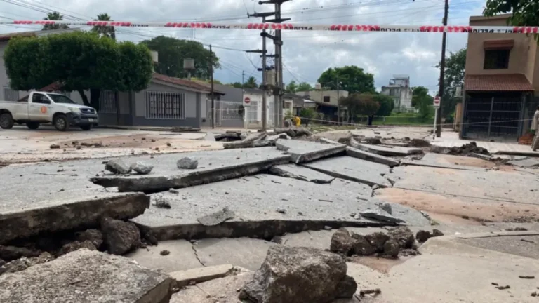 Calle inundada y con pavimento destruido en intersección de Metán tras el temporal.