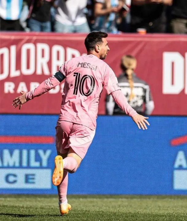 Lionel Messi celebrando un gol con la camiseta de Inter Miami durante el partido contra Colorado Rapids.