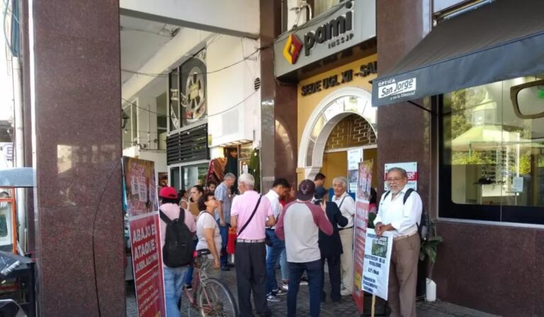 Jubilados salteños en fila esperando atención médica