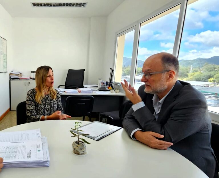 Martín Baccaro, presidente del IPS, y la fiscal Sofía Cornejo Sola en reunión de trabajo sobre ciberdelitos.