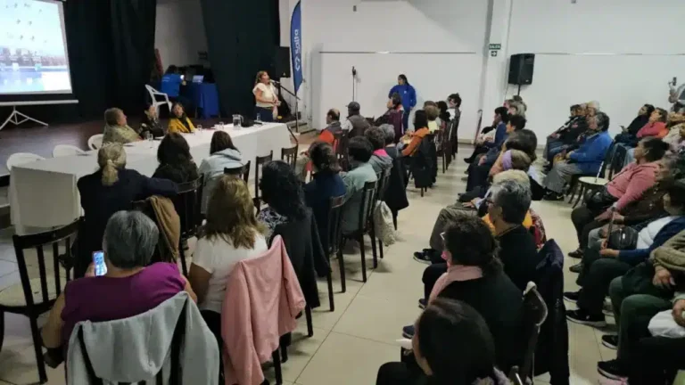 Adultos mayores participando en charlas y talleres de la jornada Salud y Vida Activa en Salta