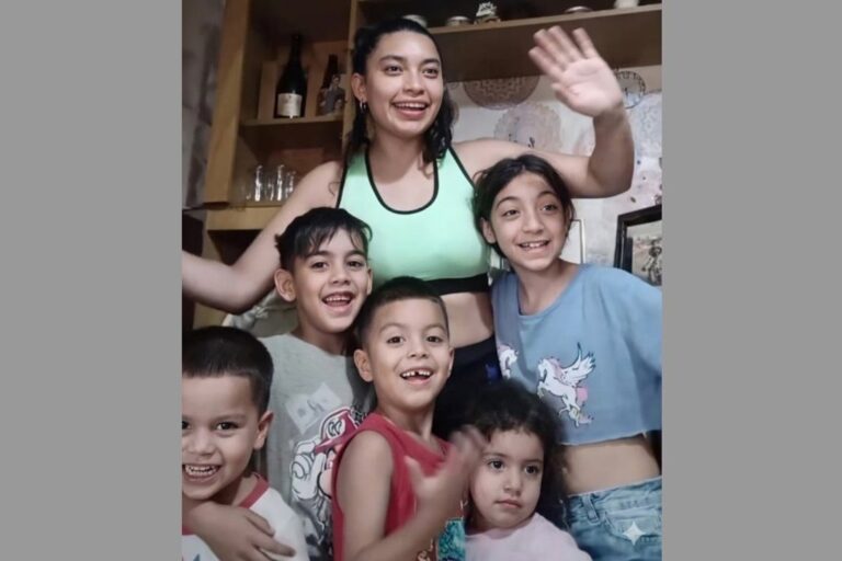 Joven madre de 22 años posa junto a sus seis hijos en una imagen compartida en redes sociales.
