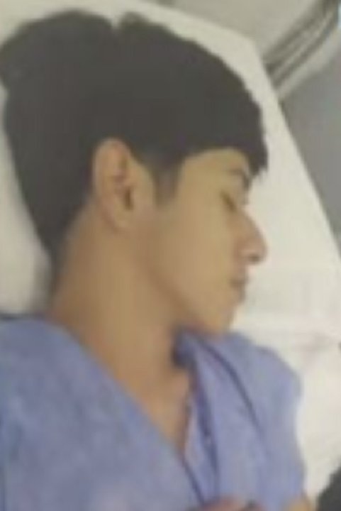 Joven y su madre frente al Hospital San Bernardo en la ciudad de Salta