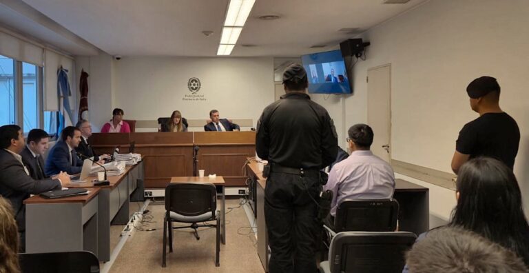 Ilustración de una calle con elementos de investigación vial, representando el juicio por el accidente en Avenida Paraguay, Salta.