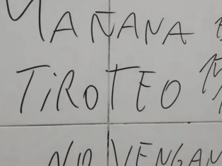 Ilustración conceptual de una balanza de la justicia sobre un fondo relacionado con la educación.