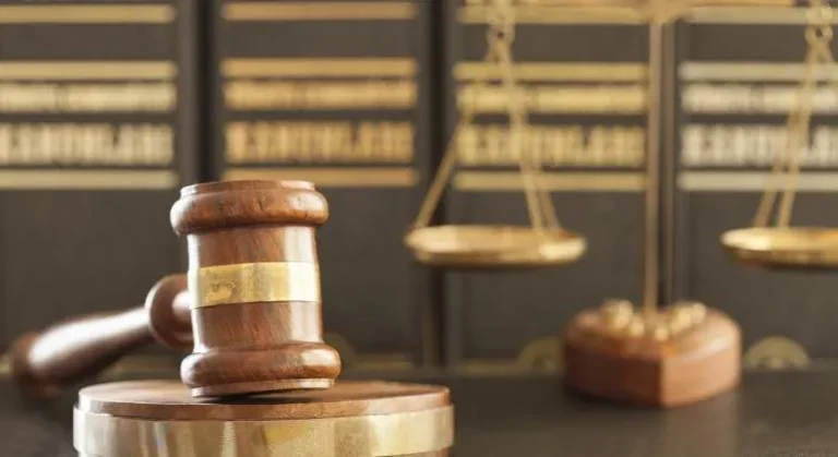 Balanza de la justicia sobre un código laboral abierto