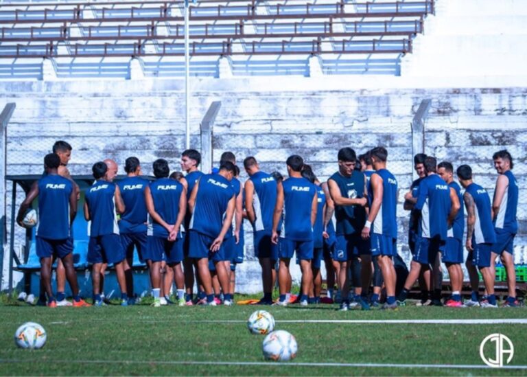 Plantel de Juventud Antoniana en un partido de fútbol.