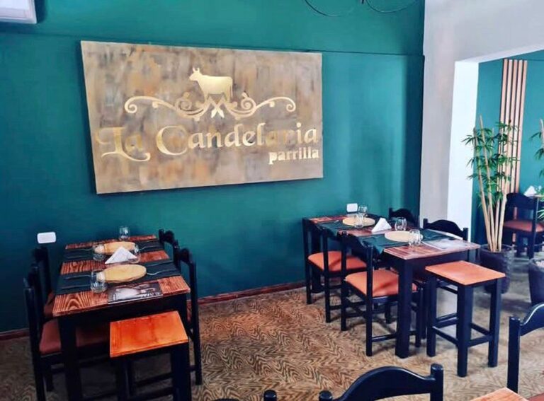 Vista del restaurante La Candelaria, parrilla tradicional en el Paseo Güemes de Salta