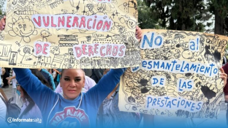 Participantes de la Marcha por la Discapacidad en las calles de la ciudad de Salta