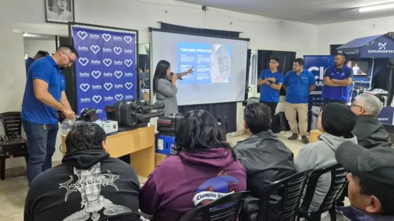 Vecinos de barrio Limache durante capacitación en instalación de bombas de agua